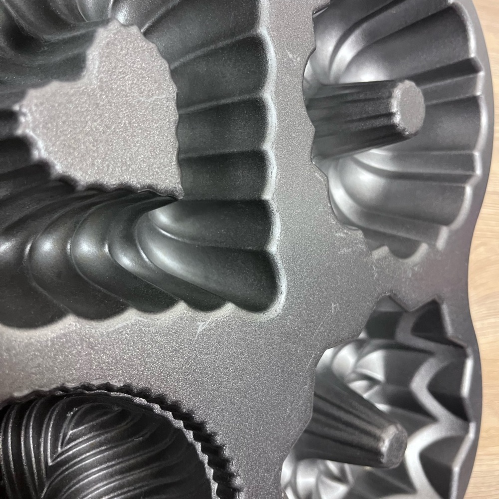 Nordic Ware Bundt Quartet Cake Pan 4 Mini Bundt Designs 9 Cups Heart Star Donut - Picture 5 of 7